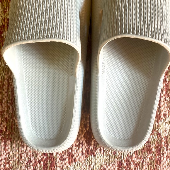 Pillow Slides - Picture 3 of 6